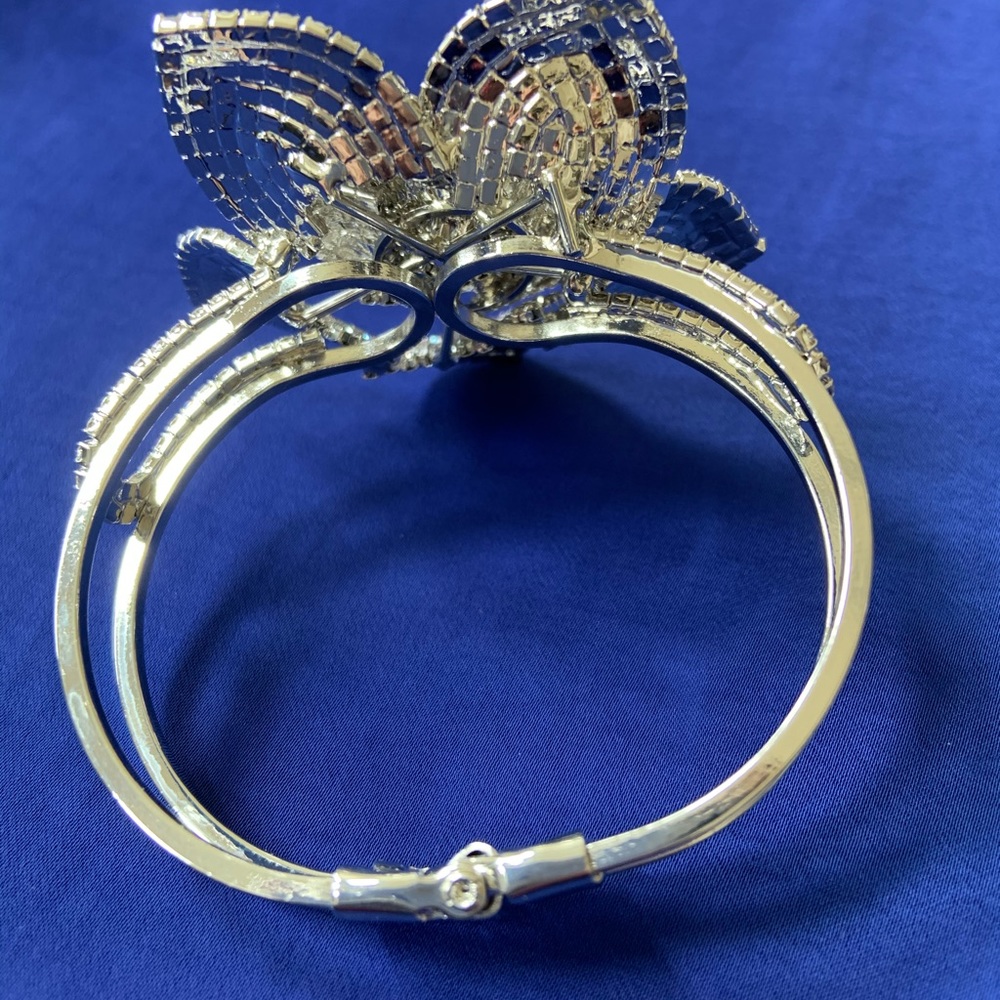 Gorgeous Rhinestone flower bracelet! - Picture 6 of 10